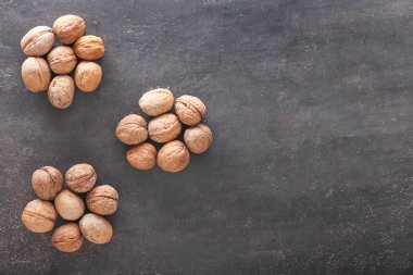 Koyu arka plan üzerinde lezzetli ceviz