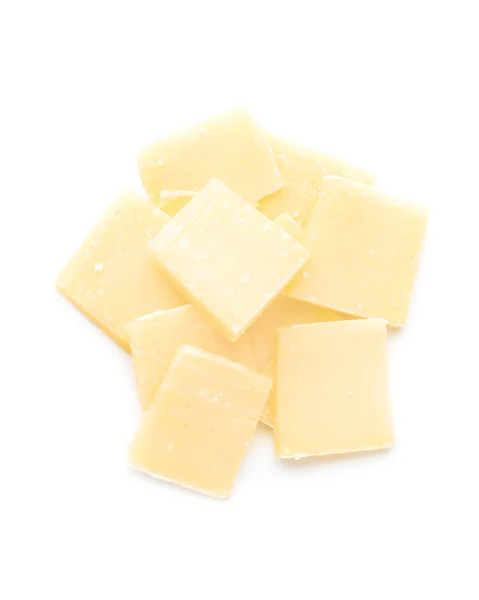 Morceaux de fromage parmesan savoureux sur fond blanc — Photo