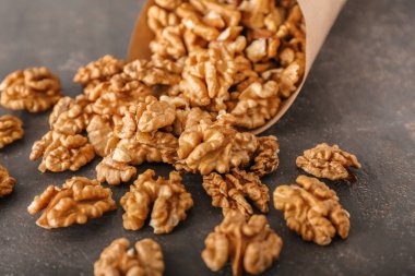 Koyu arka planda lezzetli cevizli kâğıt koni.