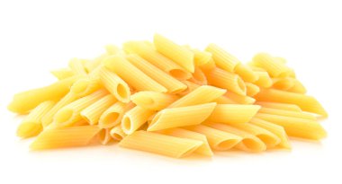 Beyaz arka planda lezzetli pişmemiş Makarna