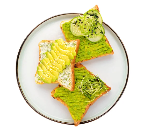 Placă cu sandvișuri gustoase de avocado pe fundal alb — Fotografie, imagine de stoc