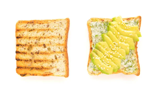 Вкусный сэндвич с авокадо на белом фоне — стоковое фото