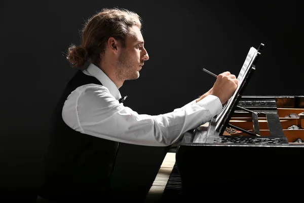 Compositor en piano de cola sobre fondo oscuro —  Fotos de Stock