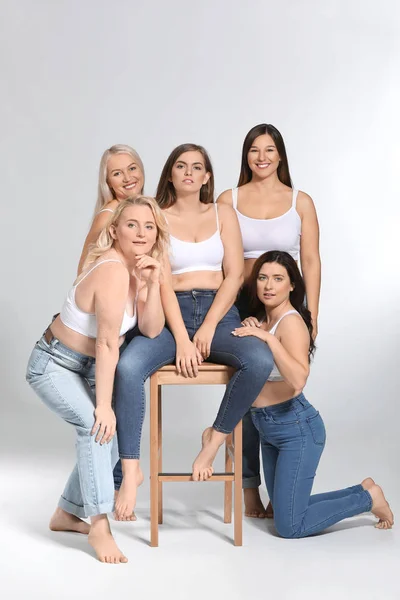 Gruppe von körperlich positiven Frauen auf grauem Hintergrund — Stockfoto