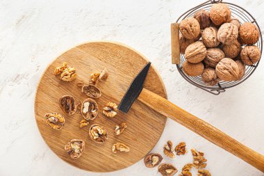 Beyaz arka planda tahtası ve çekici olan lezzetli cevizler.