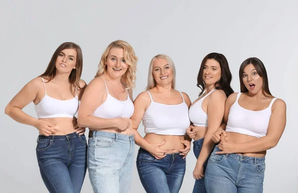 Gruppe von körperlich positiven Frauen auf grauem Hintergrund — Stockfoto