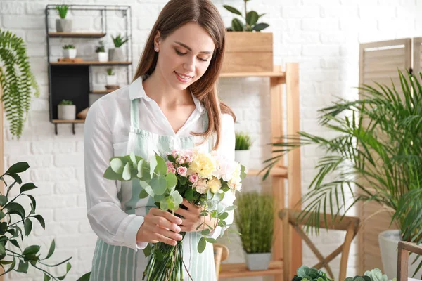 Female florist making beautiful bouquet in shop — Stock Photo, Image