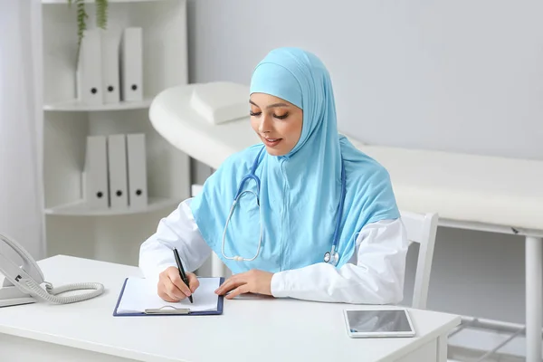 Doctora musulmana trabajando en clínica —  Fotos de Stock