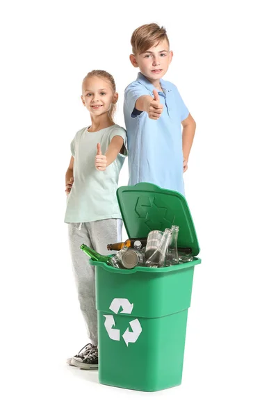 Niños pequeños mostrando el pulgar hacia arriba cerca del contenedor con basura sobre fondo blanco. Concepto de reciclaje — Foto de Stock