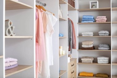 Dolapta bir sürü temiz giysi var.