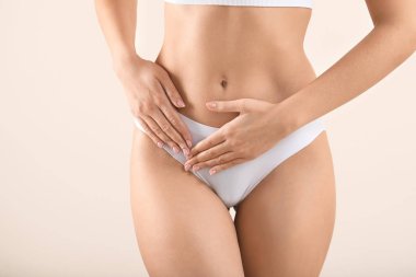 Işıklı arka planda genç bir kadın, yakın plan. Jinekoloji konsepti