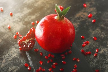 Koyu arkaplanda lezzetli nar tabağı.