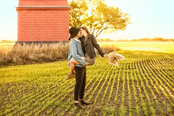 Feliz joven pareja en el campo — Foto de Stock