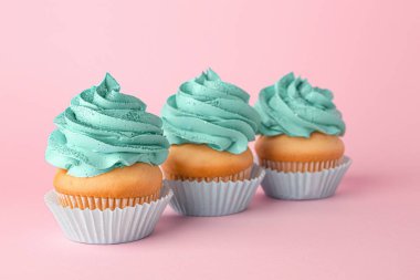 Renkli arka planda lezzetli kekler