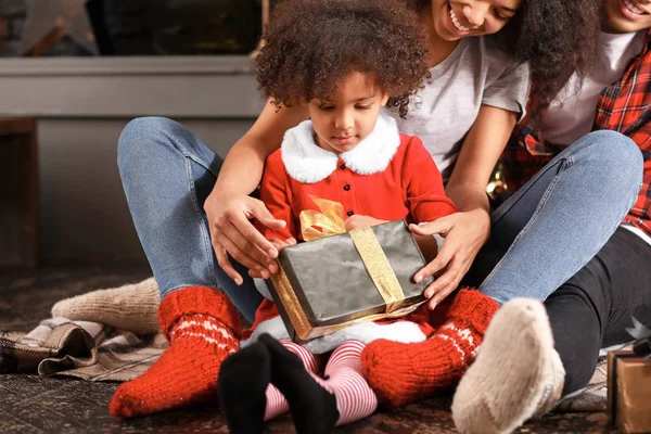 Glückliche afrikanisch-amerikanische Familie mit Geschenk zu Hause an Heiligabend — Stockfoto