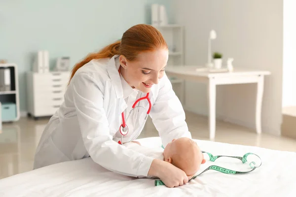 Kinderarzt untersucht süßes Baby in Klinik — Stockfoto