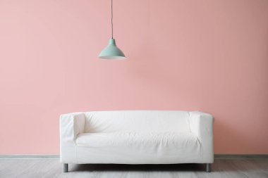 Renkli duvara yakın şık bir kanepe.