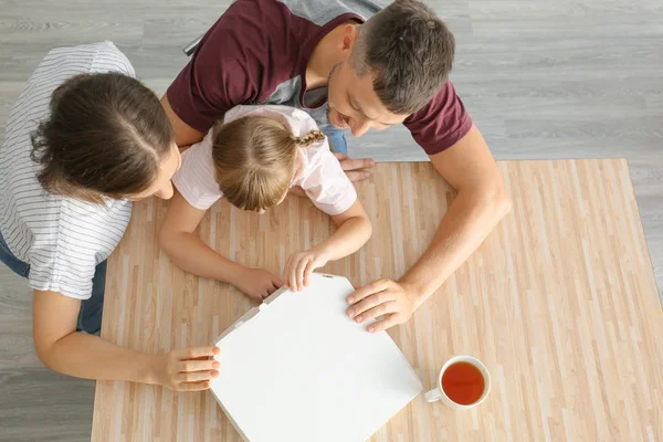 Familia feliz comiendo pizza en casa —  Fotos de Stock