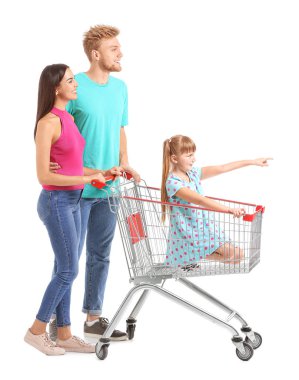 Beyaz arka planda alışveriş arabası olan aile