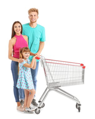 Beyaz arka planda alışveriş arabası olan aile