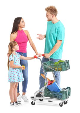 Beyaz arka planda alışveriş arabası olan aile