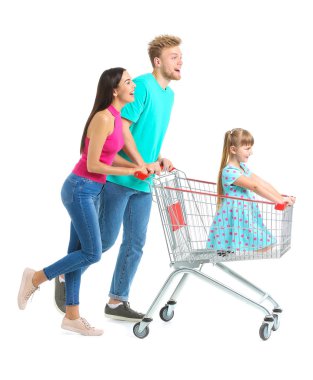 Beyaz arka planda alışveriş arabası olan aile
