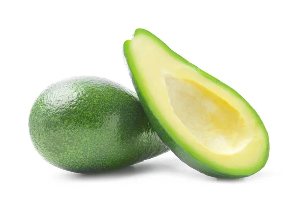 Avocado maturo su sfondo bianco — Foto Stock