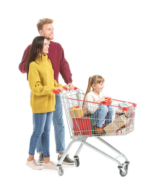 Семья с корзиной полный рождественских подарков на белом фоне
