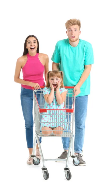 Familia sorprendida con carrito de compras sobre fondo blanco —  Fotos de Stock