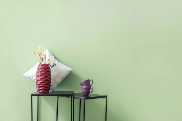 Renkli masalar, fincanlar, yastık ve vazo — Stok fotoğraf