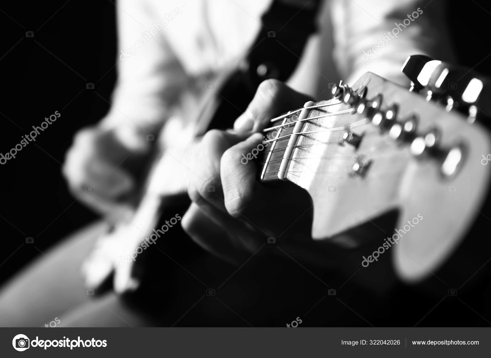 Foto en blanco y negro del hombre con guitarra, primer plano — Foto de  stock #322042026 © serezniy, image size:1600x1167
