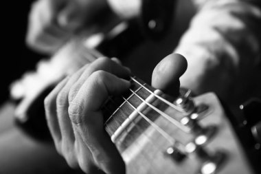 Gitarlı adamın siyah beyaz fotoğrafı, yakın plan.
