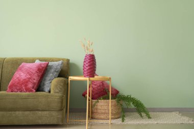 Rahat kanepesi ve masası olan şık bir oda.