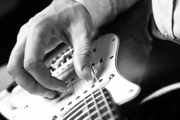 Preto e branco foto do homem com guitarra, close-up — Fotografia de Stock