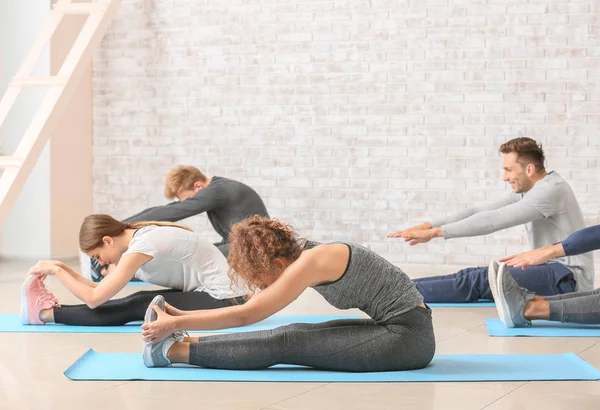 Группа людей, практикующих йогу в спортзале — стоковое фото