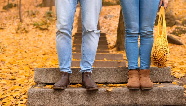 Liebendes junges Paar im Herbstpark — Stockfoto