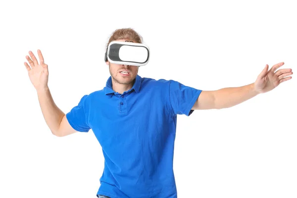 Jovem com óculos VR em fundo branco — Fotografia de Stock