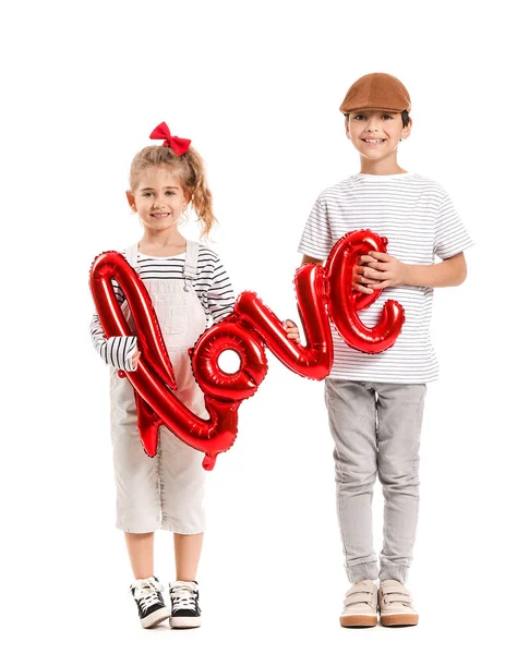 Schattige kleine kinderen met luchtballon in de vorm van woord Liefde op witte achtergrond. Valentijnsdag — Stockfoto