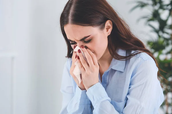 Жінка хвора від грипу, що працює в офісі — стокове фото