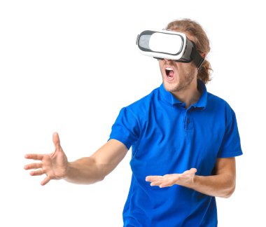 Beyaz arka planda VR gözlüklü genç adam.