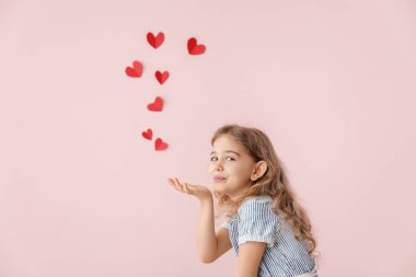 Renkli arka planda romantik bir öpücük gönderen tatlı küçük kız. Sevgililer Günü kutlaması