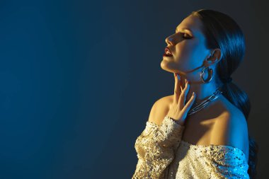 Koyu arkaplanda zarif genç bir kadının tonlu portresi.