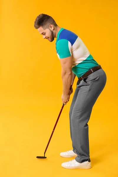 Bonito golfista masculino no fundo de cor — Fotografia de Stock