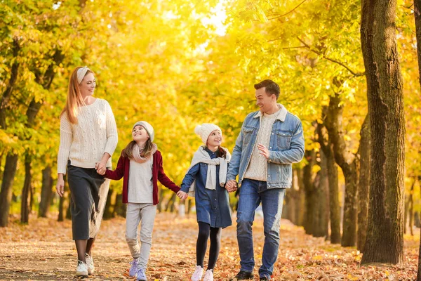 Keluarga bahagia berjalan di taman musim gugur — Stok Foto