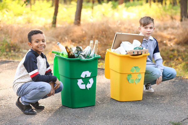 Маленькие дети собирают мусор на улице. Концепция переработки
