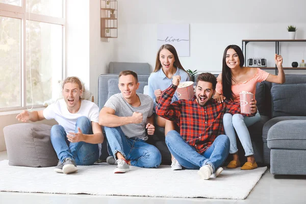 Grupo de amigos assistindo esportes em casa — Fotografia de Stock