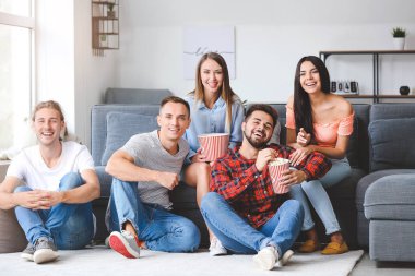 Evde film izleyen bir grup arkadaş.