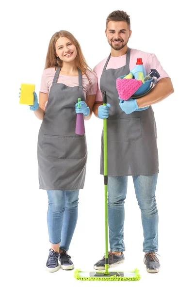 Equipe de zeladores com suprimentos de limpeza em fundo branco — Fotografia de Stock