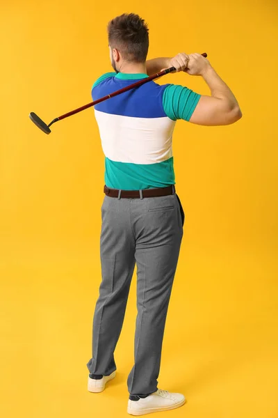 Handsome male golfer on color background — Stock Photo, Image