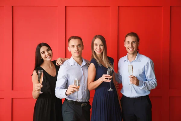 Grupo de amigos com copos de champanhe sobre fundo de cor — Fotografia de Stock